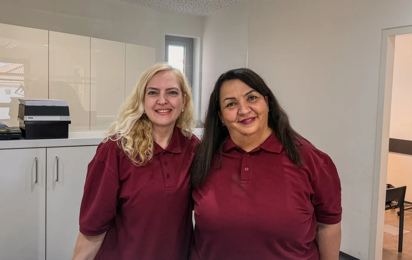 Unser Empfangsteam: Nevena Alexandrova (links) und Sevgi Uysal (rechts)